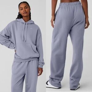 NWOT Alo Yoga Accolade Straight Leg Sweatpant in Fog